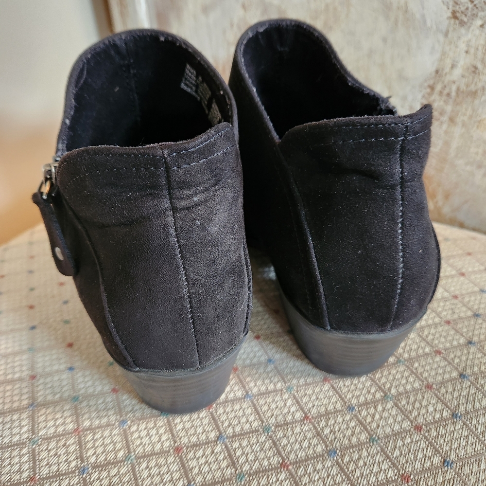 (4 For $20) BLACK SUEDE ANKLE BOOTS 8W.  KOHLS.  Side Zip  Wedge heel - Picture 3 of 3